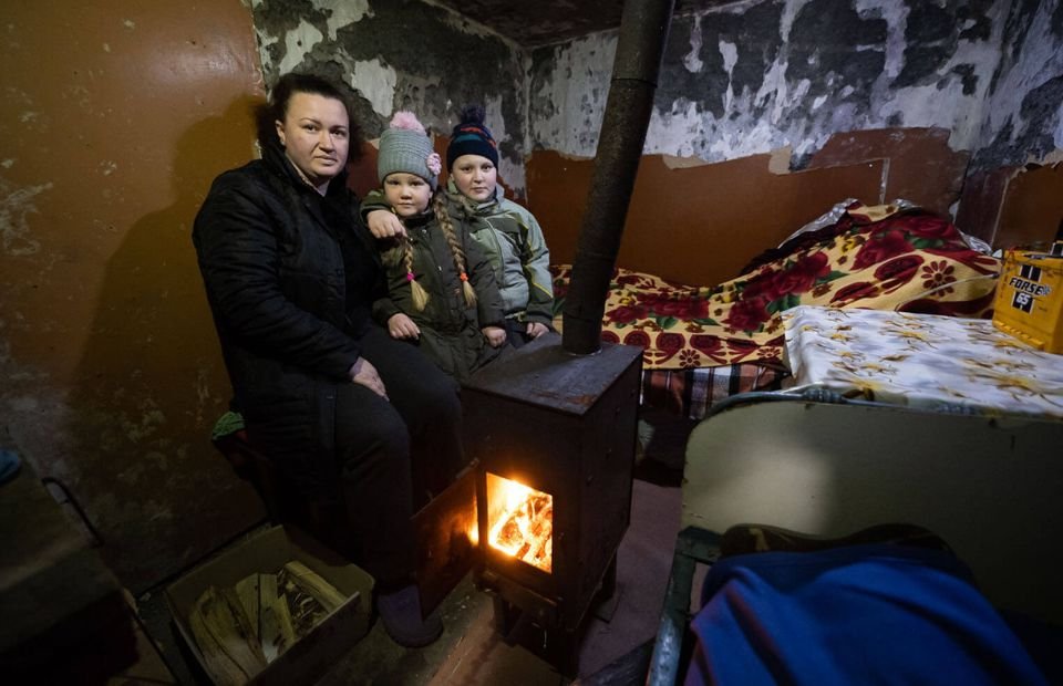 Ukrainer erhalten Holzöfen von Samaritan's Purse